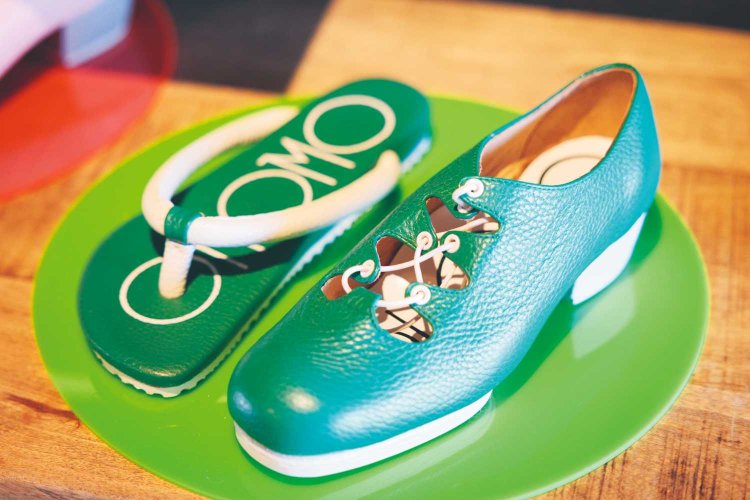 ダンスシューズをアレンジしたDANCE4万円～と、足袋の木型からできたレザーサンダルINFRADITO 2万5000円～。