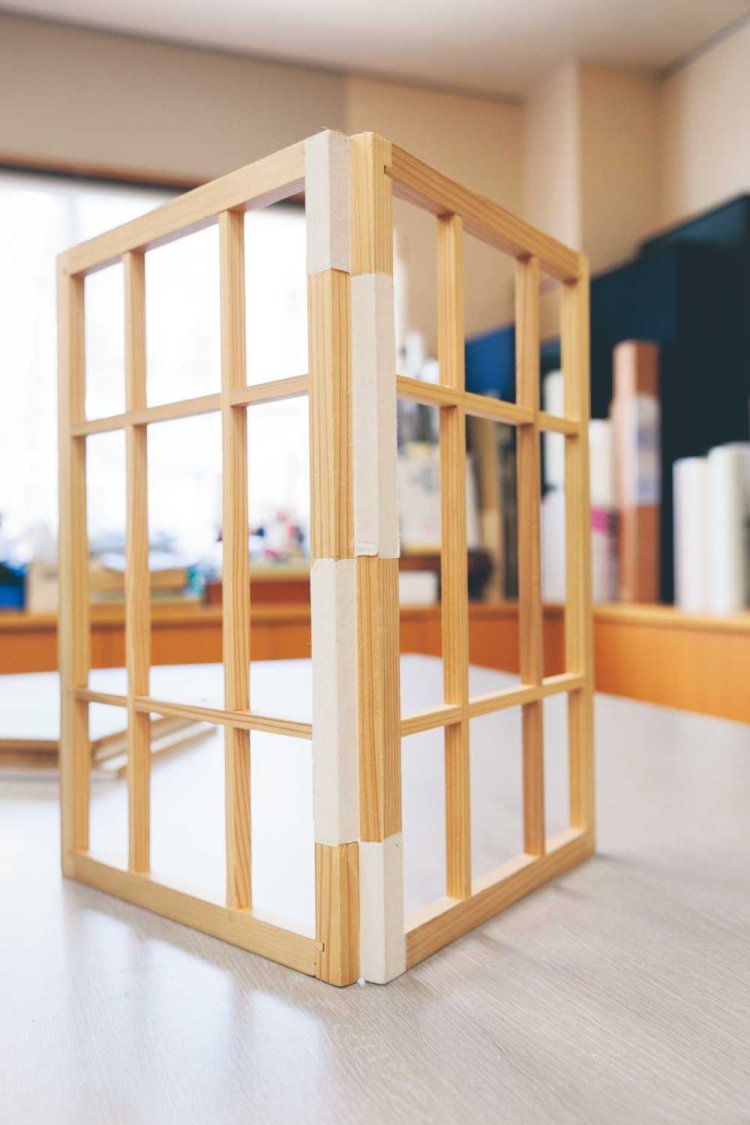 紙の蝶番（ちょうつがい）は日本独自の発明。屏風を開いた時に真ん中の隙間が なく、一枚絵でみせることができる。