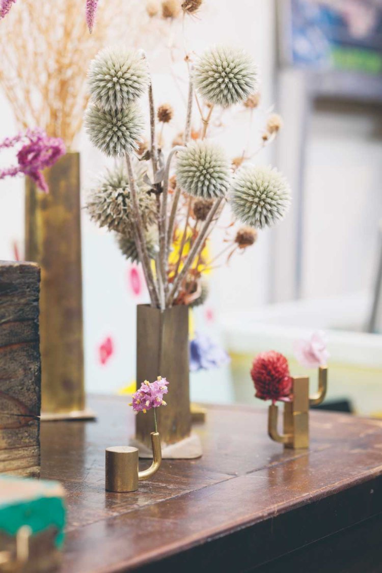 真鍮製のフラワーベース。高さ3cmほどのミニサイズもかわいい。