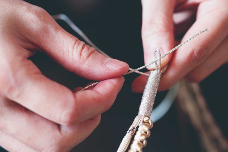 結ぶ、巻き付けるなどの技法を組み合わせて制作するマルチストラップ。