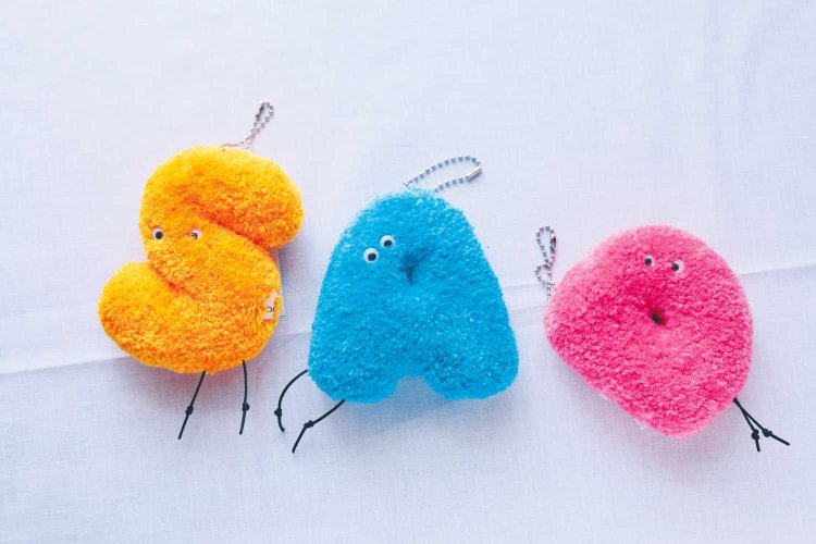 タフティングという技法を使ったふわふわチャーム4620円～。