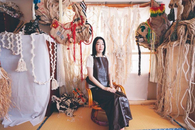 過去の作品が集合するアトリエ。これも紐でできているのかと驚くような大作も。