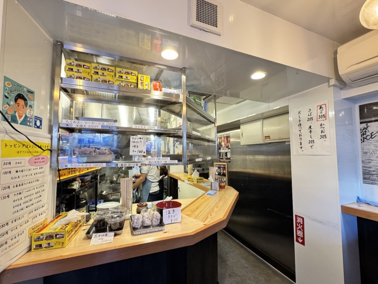 店内は立ち食いのみ。エアコンがきいているので夏でも安心。