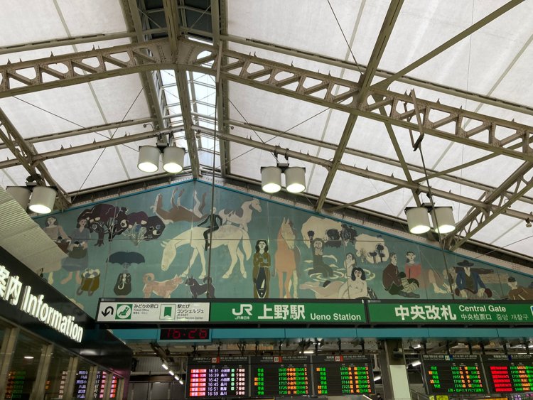 さまざまな人々や動物が描かれた猪熊弦一郎「自由」。さまざまな人が行き交う上野駅中央改札にふさわしい（2022年撮影）。