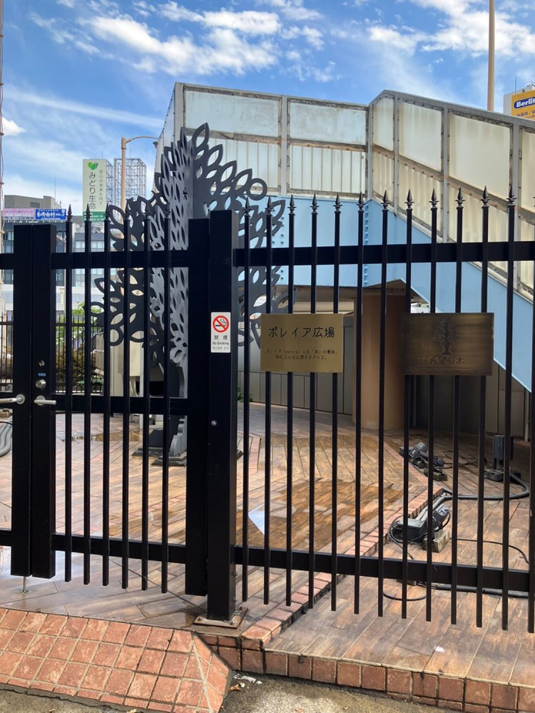 説明板には「アトレ上野店開業10周年を記念して建てられたモニュメント」とある。なぜ柵で囲まれているかはわからない。