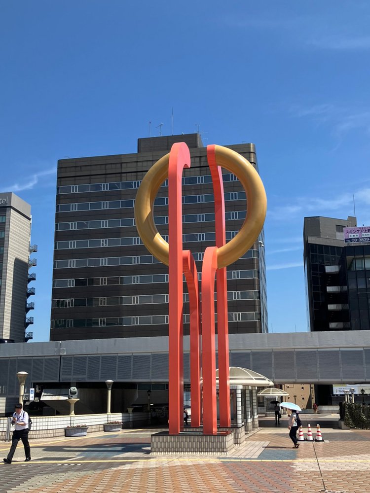 遠くからでも目立つオレンジのポール。付け根部分に「ジュエリーブリッジ」と刻まれている。