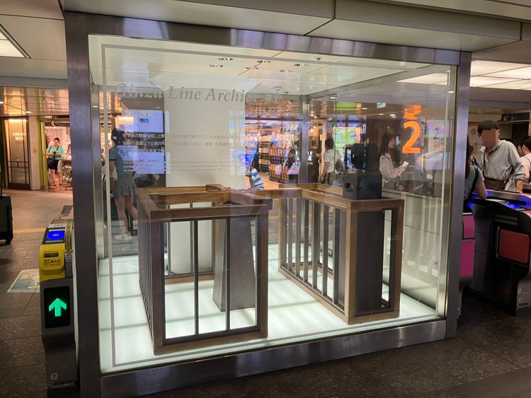 銀座線上野駅の構内には、あちこちに創業時を思わせるアイテムが点在している。