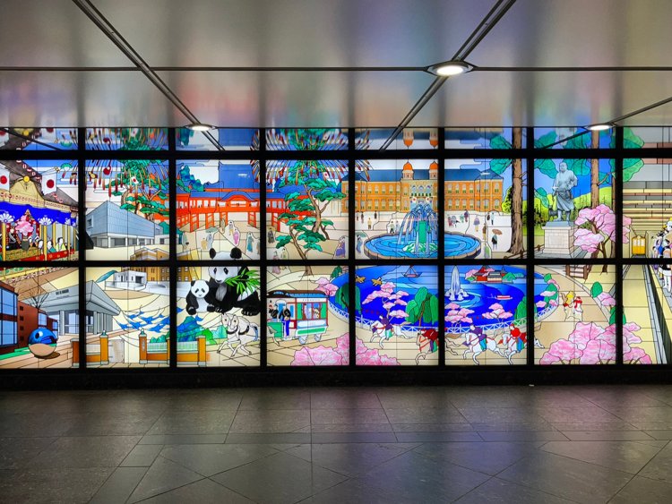 銀座線改札を出るとパッと目を引く大きなステンドグラス。何が描かれているかを眺めながら人を待つのもいい。