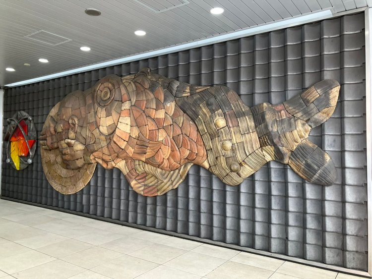 鯉の口から出てきた子供が風車を吹いている、ダイナミックな作品である。