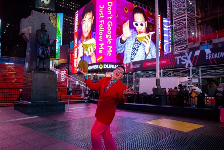FAMEME《Museum of Dorian: Times Square Performance》（Performa Biennial 2019年）撮影＝Eian Kantor ※参考写真。