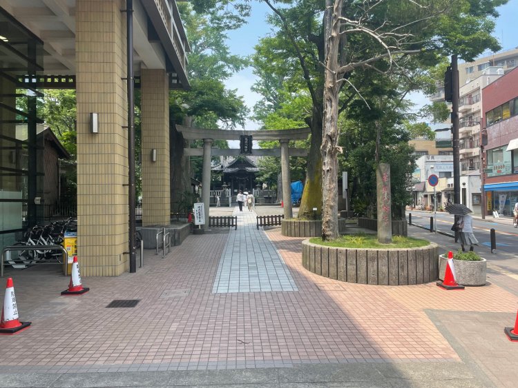 亀岡八幡宮の鳥居。左手の建物は逗子市役所。