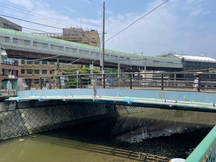 北口とホームを結ぶ高架連絡橋。手前は田越川。