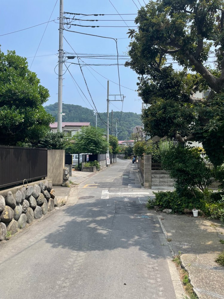 逗子文化プラザから一本入った道。向こうに桜山が見える。