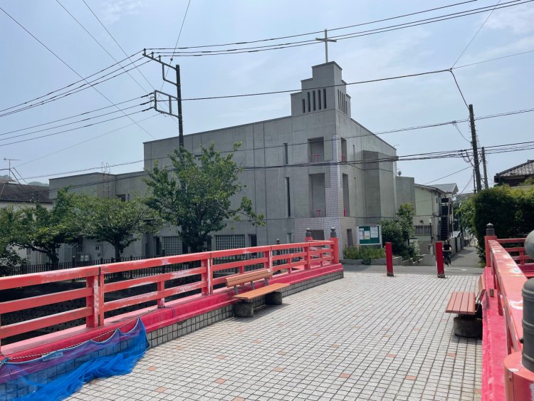 仲町橋と逗子教会。