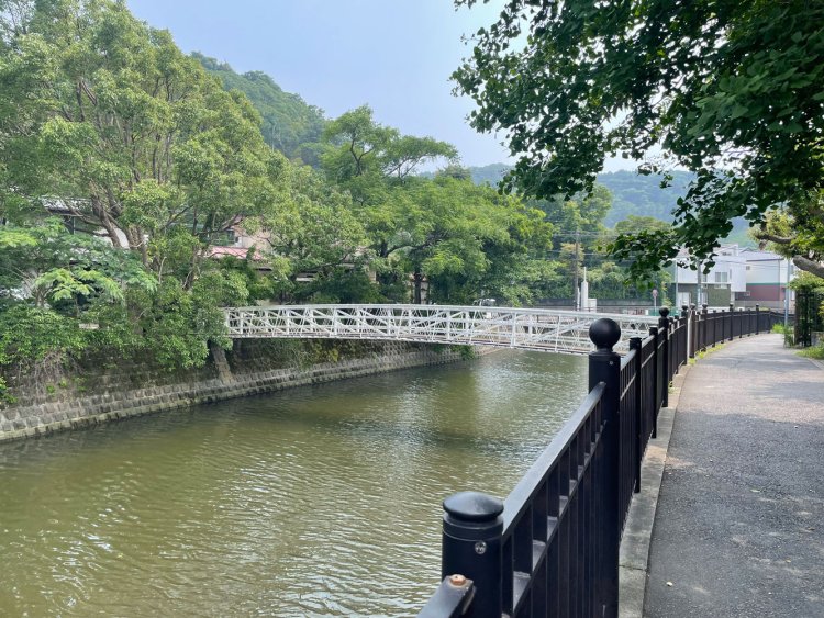 個人宅につながっているらしき橋。