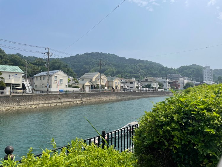 川、家、山。調和の取れた光景。