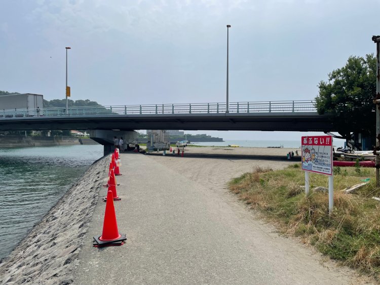 渚マリーナ側は渚橋の下から砂浜へと通じる。