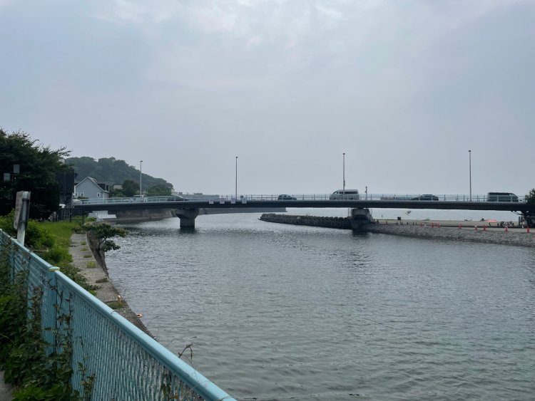 田越川河口に架かる渚橋。