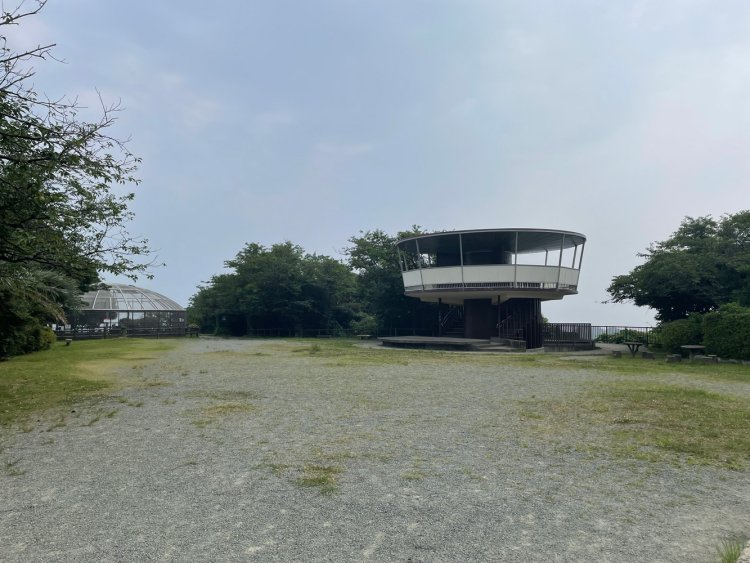 猿舎（左奥）と展望台（右）。