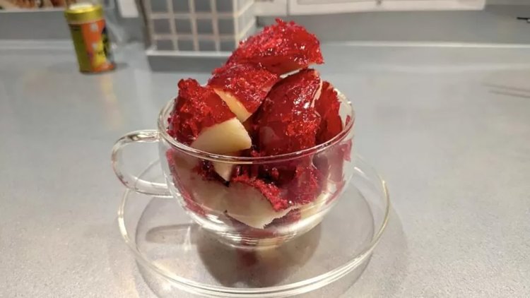 まるごとリンゴ飴。