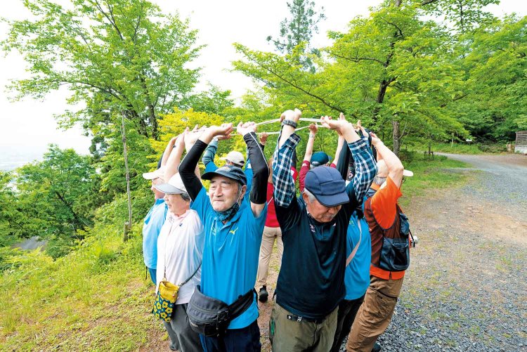 みんなで円になり、ひもを握ってストレッチ。腕や胸もしっかり伸びて気持ちいい。