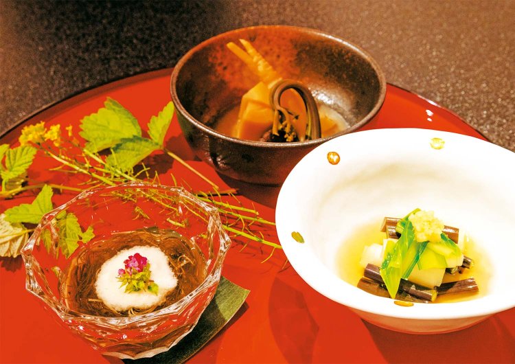 ワラビやウルイ、ゼンマイ、タケノコなど水溶性食物繊維がたっぷりと使われた前菜。