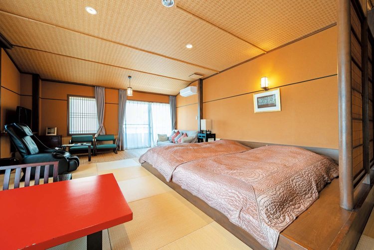 和室、ベッドルームなど部屋タイプはいろいろ。かけ流しの温泉が付いた客室は7室ある。