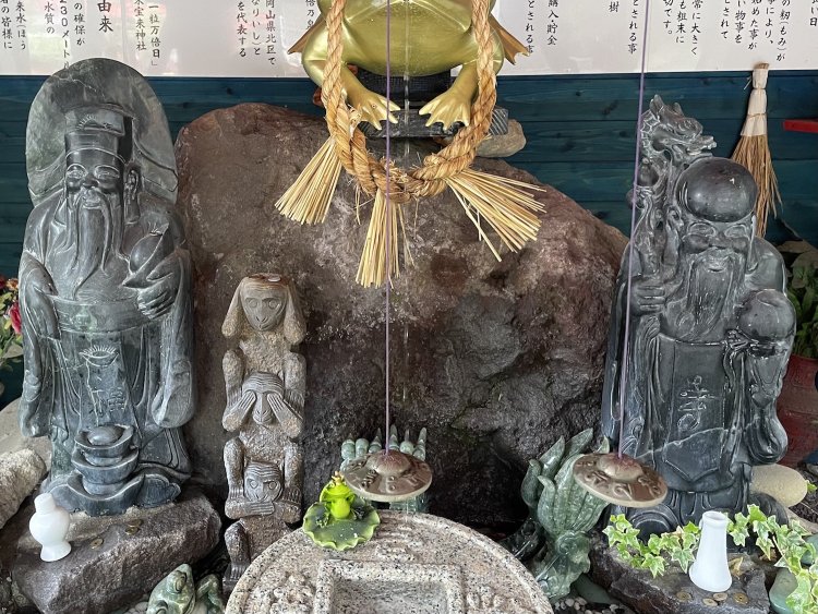 一緒に祀られることも多い「福禄寿」（左）と「寿老人」（右）。熊本県「宝来宝来（ほぎほぎ）神社」にて撮影。