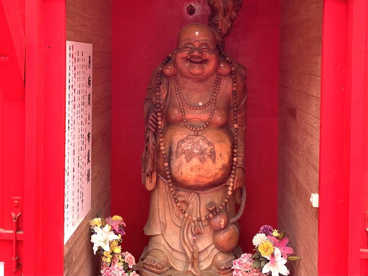 熊本県「宝来宝来神社」の「布袋尊像」。