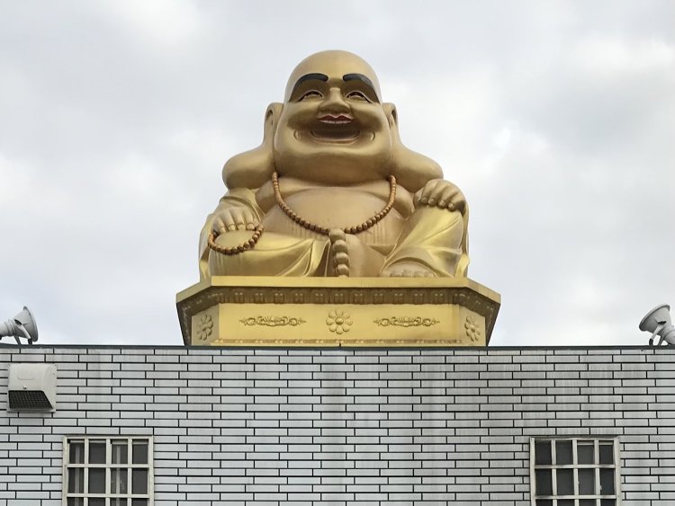 埼玉県加須市「聖明王院」に弥勒仏（みろくぶつ）として祀られる「布袋像」。