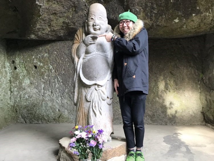 鎌倉江の島七福神巡りの寺社の1つ、鎌倉市「御霊神社」の「福禄寿」と同じポーズの筆者。