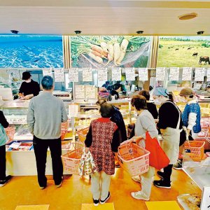 静岡県浜松市の最北部にある『スーパーまきうち』。「山でまぐろ」が人気を呼ぶスーパーは、いまでは珍しい対面式販売！