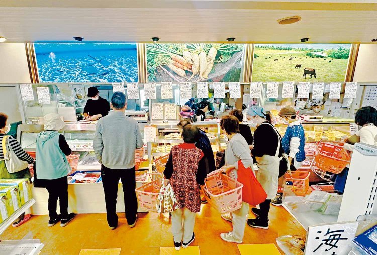 店の奥に並ぶ、対面式の鮮魚、総菜、精肉コーナー。のんびりと品定めしてお待ちを。