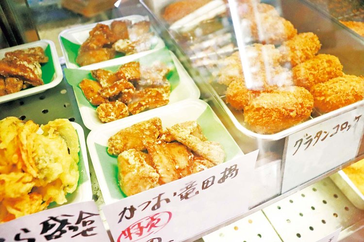 揚げたてを待つほど、手づくり総菜が好評。