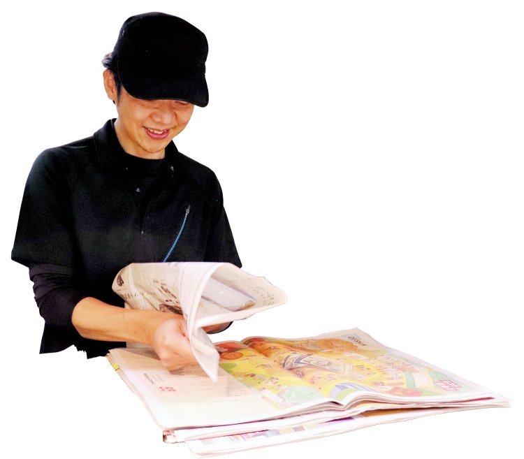 新聞紙に包む、むかしながらのスタイルが『まきうち』流。