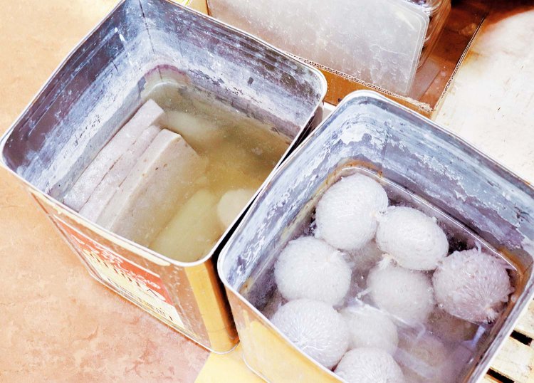 地元の人は一斗缶から取り出して購入する。