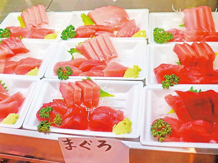 「このあたりでは、刺身といえばマグロ！」と並ぶ、焼津で水揚げされたミナミマグロの刺身。