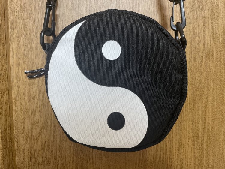 太極図をモチーフにしたデザインのポーチ（筆者私物）。