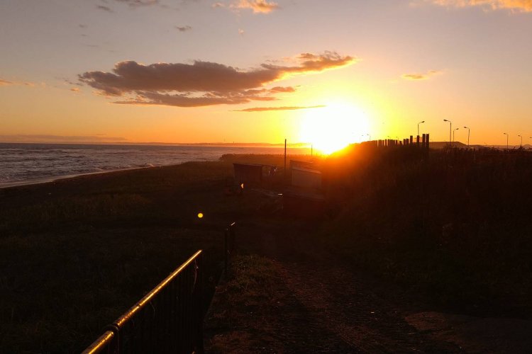 山本さんの実家の目の前から見る夕日（写真提供＝山本さん）。