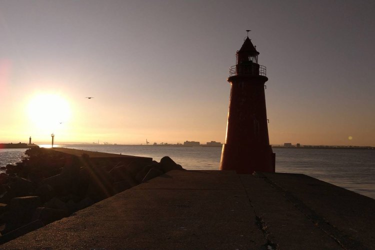 町のシンボル、赤灯台（写真提供＝山本さん）。