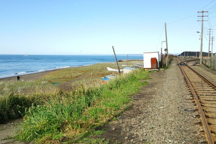 釧路の砂浜と線路（写真提供＝山本さん）。