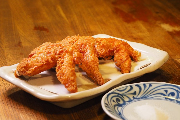 塩で食べる手羽先揚げ690円。ザンギと食べ比べるのも楽しい。