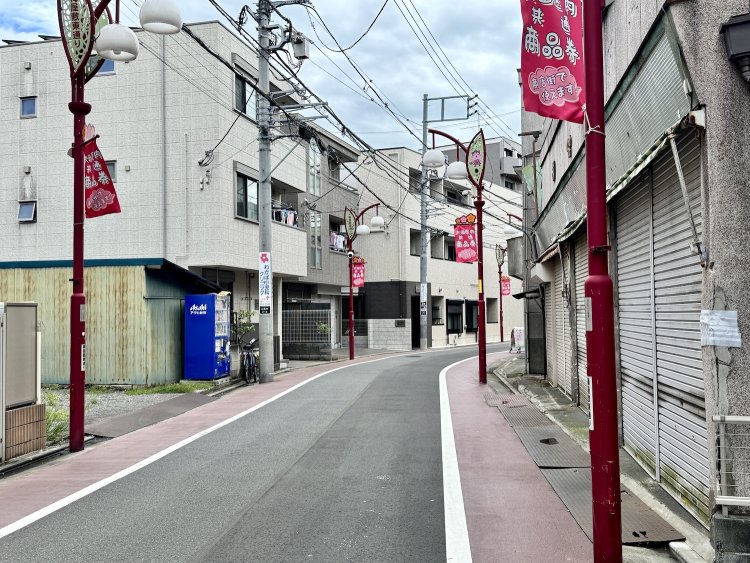 梅屋敷東通り。このカーブが古い道である証拠。