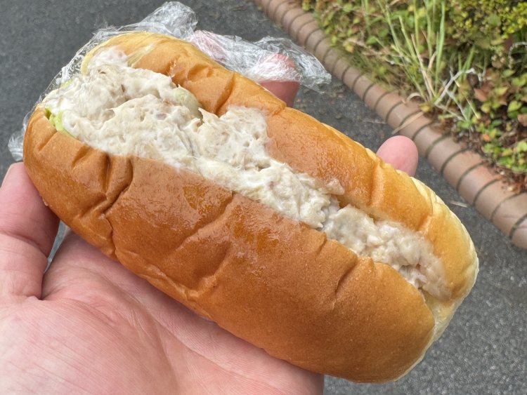 ツナドック250円。ツナがパンパンです。