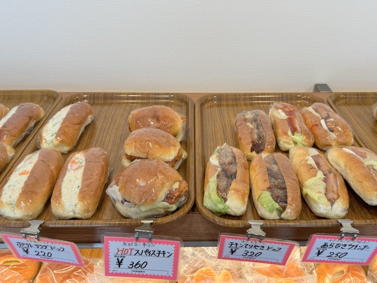 ボリュームたっぷりな総菜パンが並ぶ。