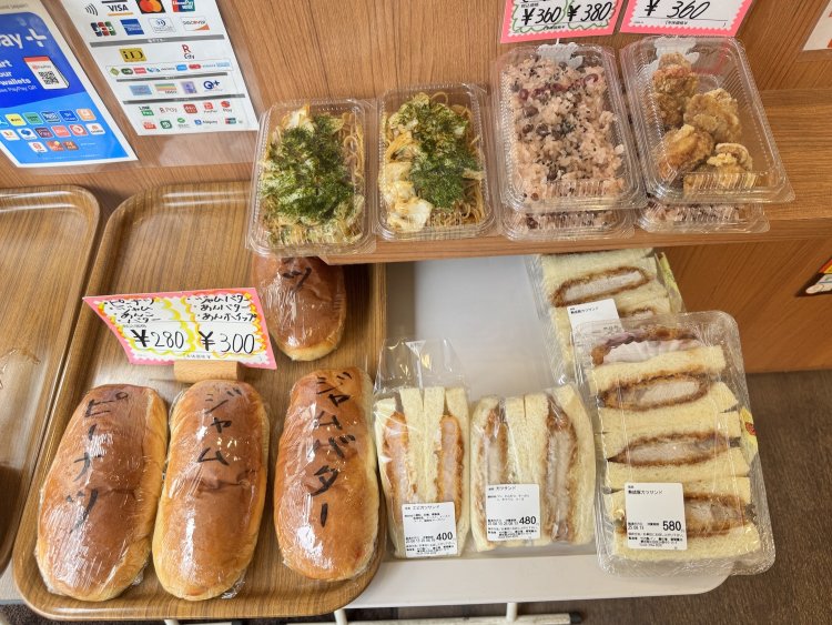 パンだけでなく、お赤飯や焼きそばも並びます。