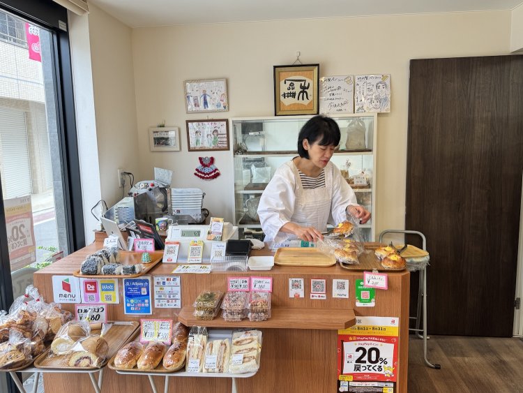 店番は主に妻の富美子さんの役目。