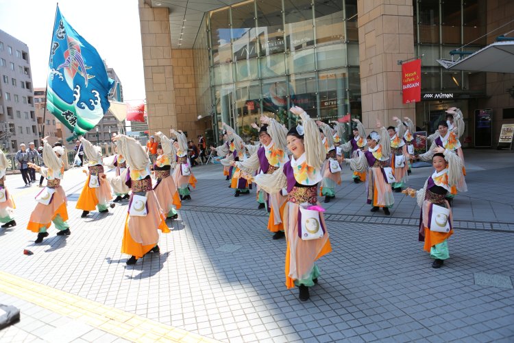 「ミッテン府中」2階のペデストリアンデッキ会場は、距離も近くてライブ感たっぷり。