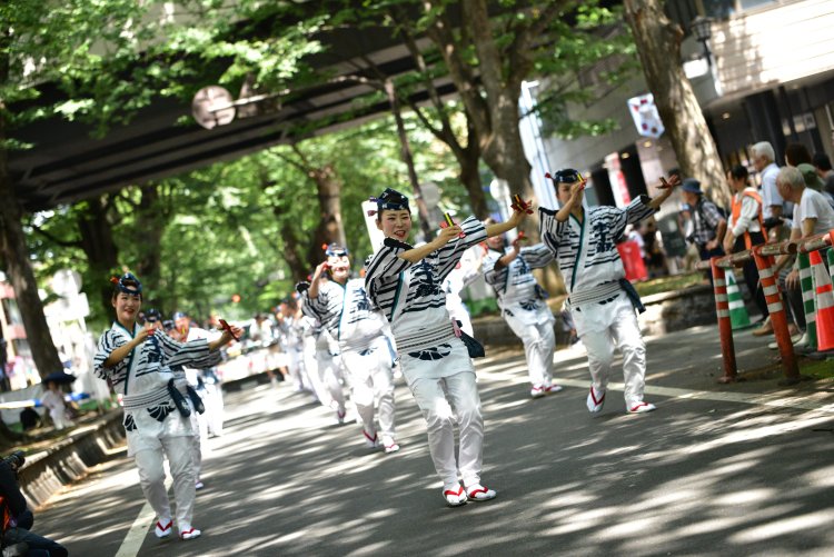 けやき並木の下では熱い演舞を披露する踊り子たちの笑顔がはじける。