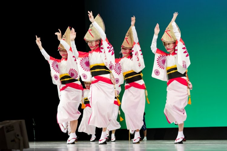 ステージならではの迫力が味わえる「舞台踊り」。